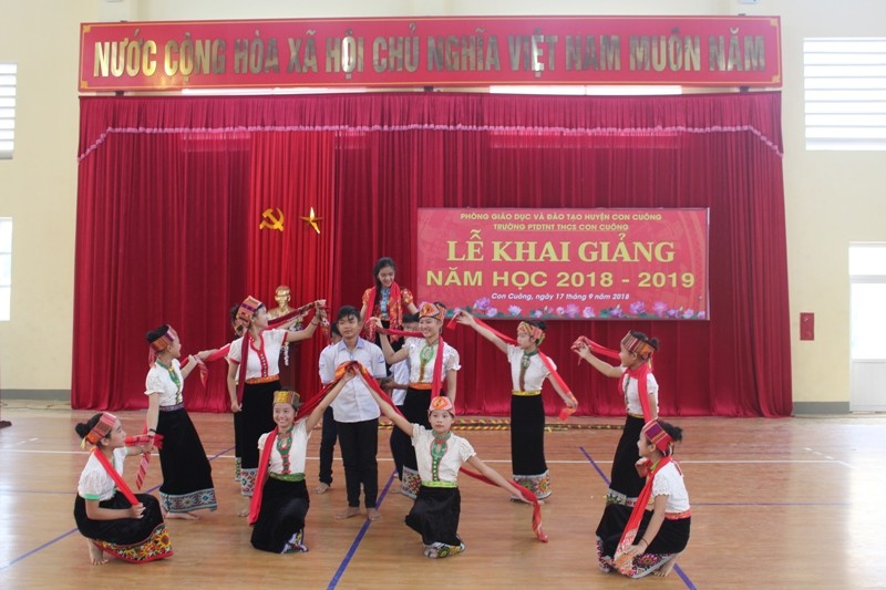 Trường miền núi Nghệ An tổ chức khai giảng sau thời gian dài chạy lũ