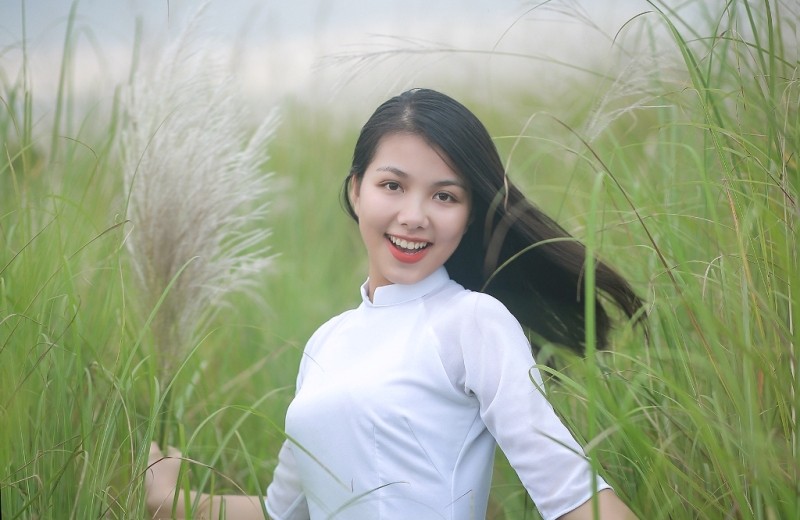 Ngắm vẻ đẹp rạng ngời Á khôi sinh viên Nghệ An 2018 giữa cánh đồng lau