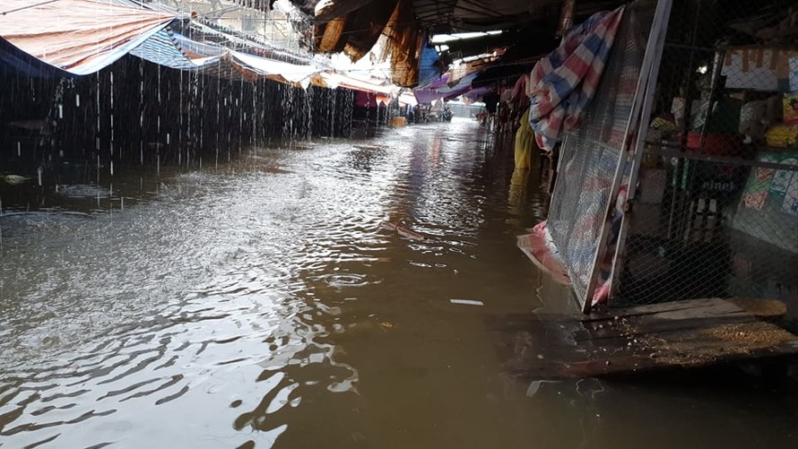 Chợ Vinh 'thất thủ', tiểu thương đội mưa vớt hàng trôi nổi