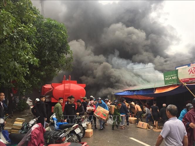 Cháy lớn ở kho chứa hàng tết chợ Vinh
