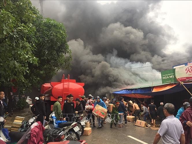 Thiệt hại hơn 6 tỷ động trong vụ cháy kho chứa hàng tết chợ Vinh
