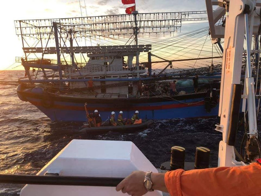 Thợ lặn tiếp cận hiện trường 9 ngư dân tàu cá Nghệ An mất tích