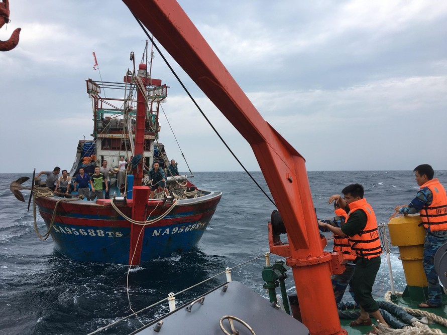 Vượt sóng dữ cứu hộ 16 thuyền viên bị nạn giữa biển khơi