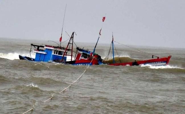 Cứu sống 4 thuyền viên trong vụ lật tàu cá 1 người chết, 5 người mất tích