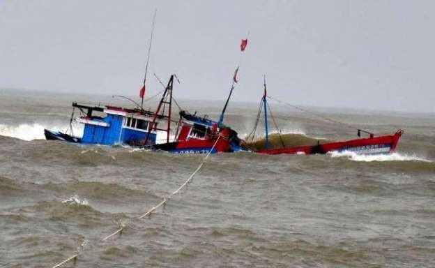 Tàu cá Nghệ An bị chìm trên biển Quảng Bình: Vợ khóc ngất gọi tên chồng