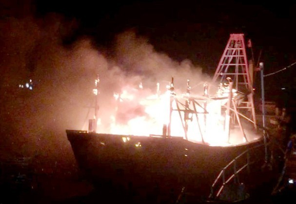 Tàu cá bốc cháy dữ dội giữa biển, 8 ngư dân dùng đèn pin xin ứng cứu