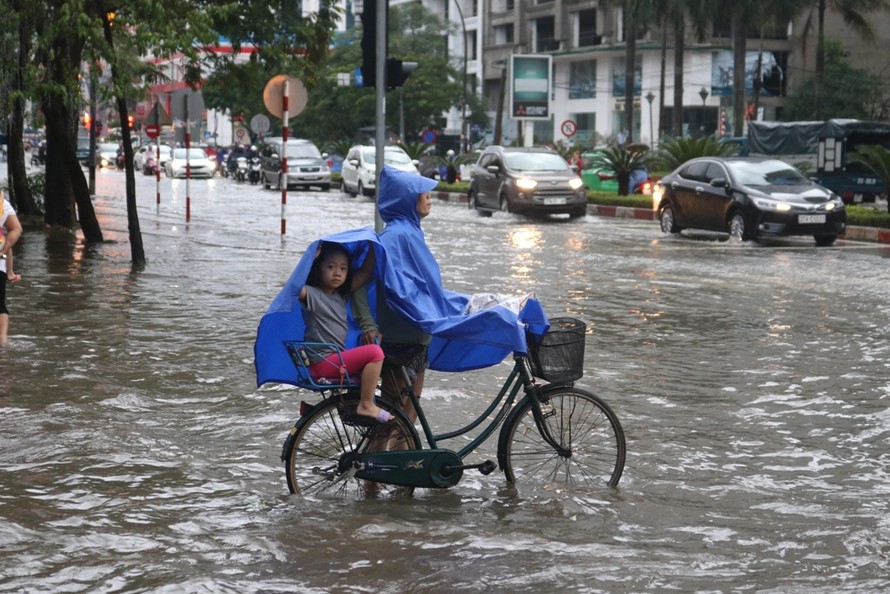 Mưa cực lớn kéo dài ở Nghệ An, đường phố thành 'sông'