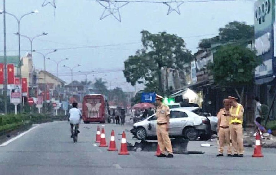 Xe khách đâm nát ô tô con ở Nghệ An, 3 người tử vong tại chỗ