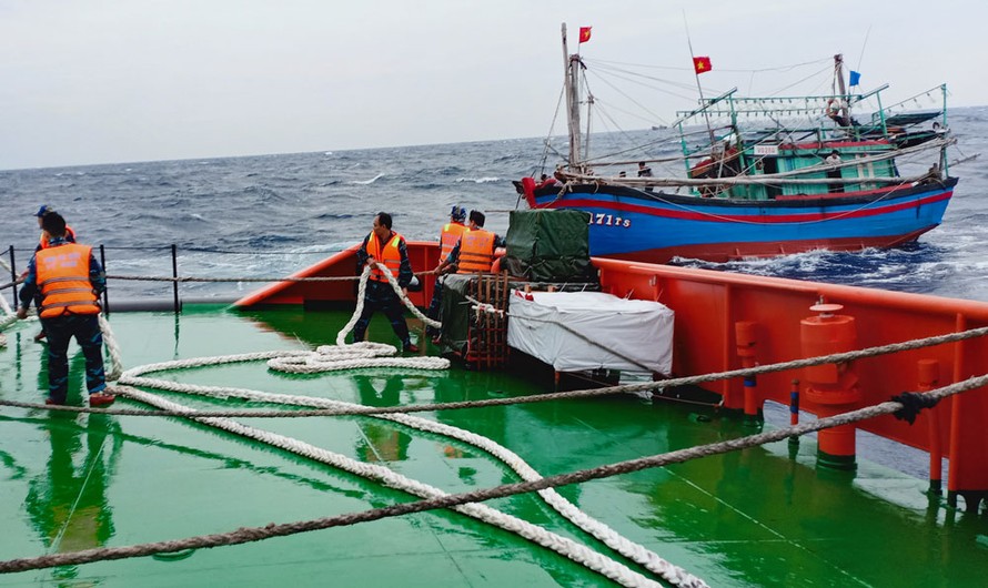 Cảnh sát biển cứu nạn tàu cá bị vỡ trục hộp số giữa gió giật cấp 7