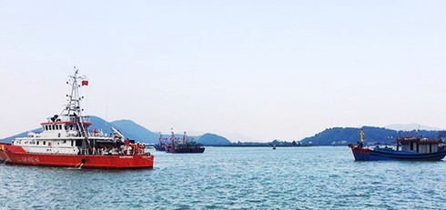 Nghệ An: Cứu nạn 6 thuyền viên tàu cá vào bờ an toàn