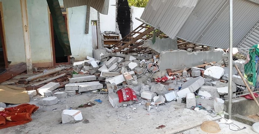 Nghệ An: Nổ lớn sập nhà bếp, cha chết, hai con bị thương nặng