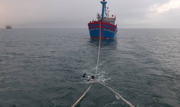 Cứu 14 ngư dân tàu cá bị nạn vào bờ an toàn 