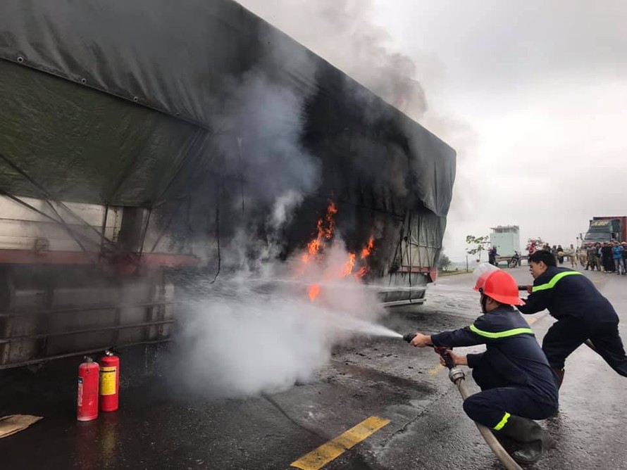 Xe tải bốc cháy khi lưu thông trên đường tránh Vinh