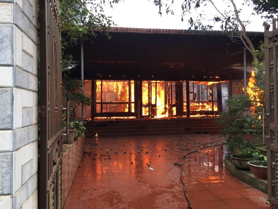 'Bà hỏa' thiêu rụi căn nhà gỗ 3 gian, thiệt hại gần 1 tỷ