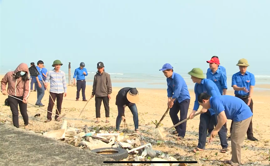 Hơn 150 đoàn viên thanh niên Hà Tĩnh ra quân làm sạch biển