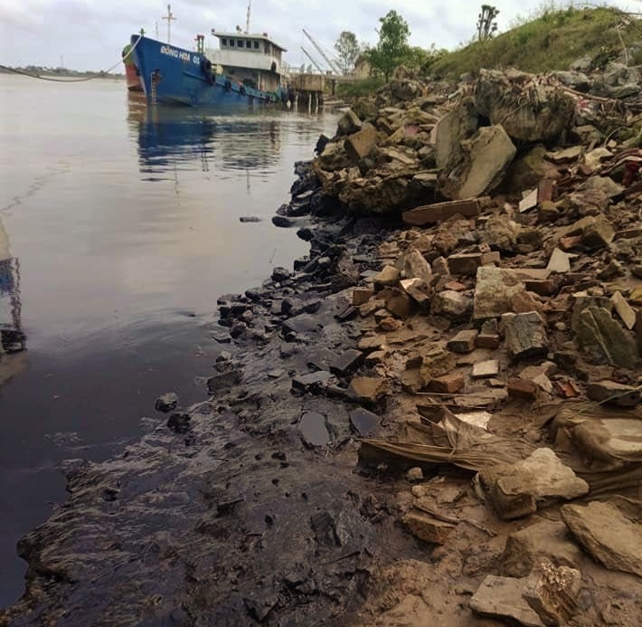 Bờ sông Lam xuất hiện vệt dầu thải đen kịt 