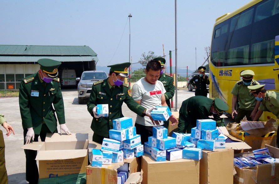 Phát hiện 30.000 khẩu trang trên đường vận chuyển trái phép sang Lào