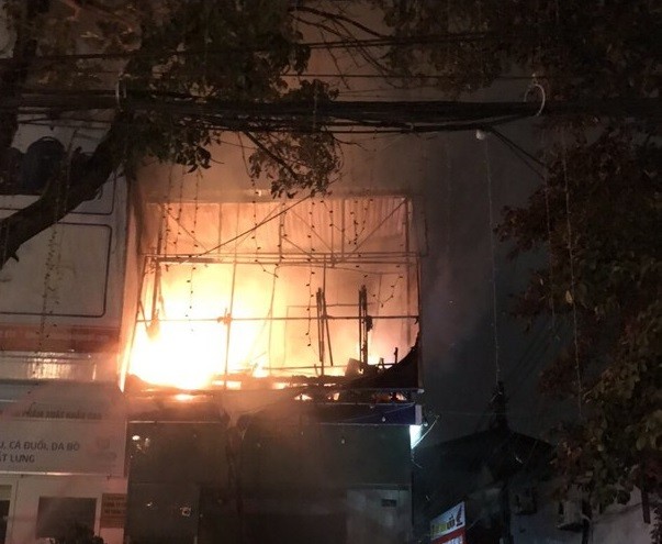 Nhà hai tầng bốc cháy dữ dội trong đêm