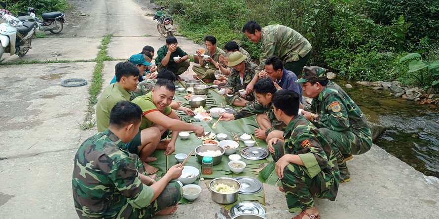 Lính quân hàm xanh trải lá chuối dọn bữa ăn bên suối để chống dịch COVID - 19