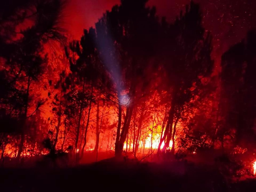 Cận cảnh đám cháy khiến 2.000 người căng mình dập lửa trong đêm