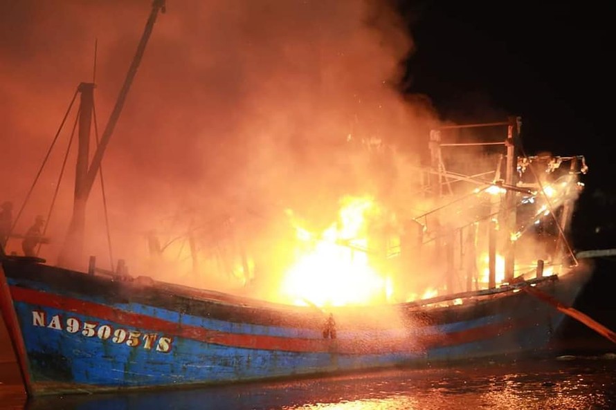 Bốn tàu cá bị lửa thiêu rụi: Ngư dân ngấn nước mắt lâm vào cảnh trắng tay