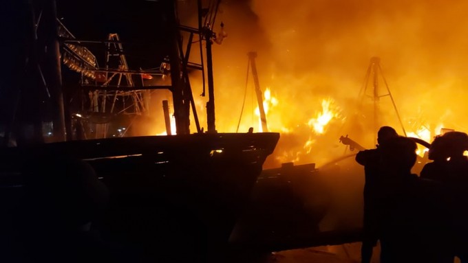 Bốn tàu cá bất ngờ bốc cháy ngùn ngụt trong đêm