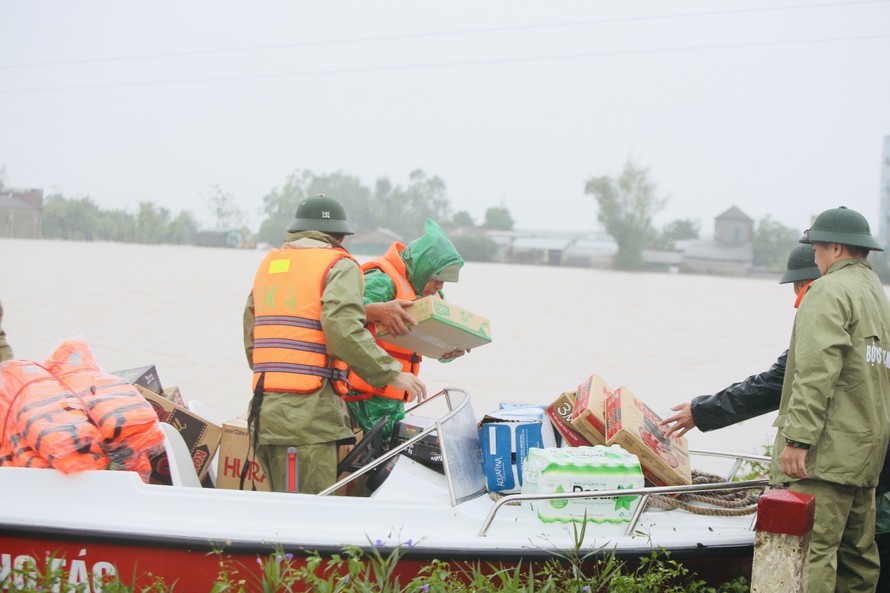 Hàng chục chuyến xe chở hàng cứu trợ đến 'tâm lũ' Hà Tĩnh