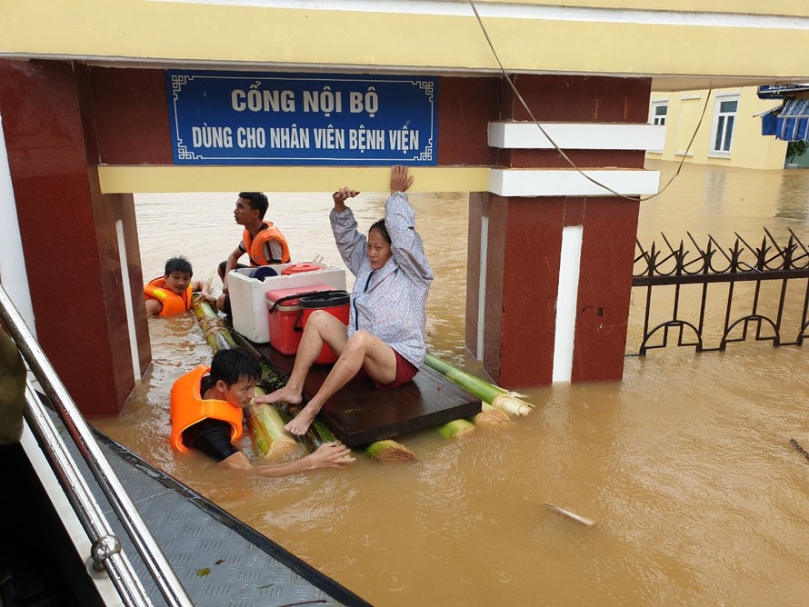Chạy máy phát điện mổ khẩn cấp cho bệnh nhân tại Quảng Bình bị cô lập trong ‘rốn lũ’