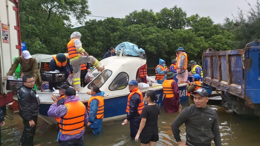 Hàng chục đoàn xe hàng nối nhau cứu viện cho 'rốn lũ' Quảng Bình