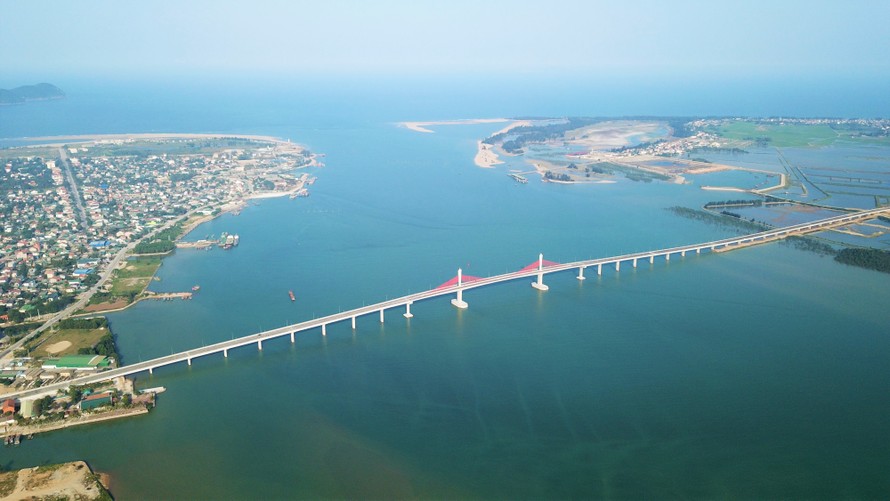 Nhìn từ trên cao cây cầu 950 tỷ đồng nối Nghệ An và Hà Tĩnh