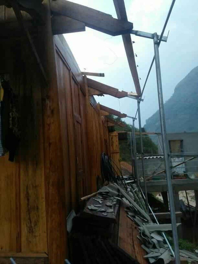 hàng chục ngôi nhà ở huyện miền núi Nghệ an bị hư hỏng nặng do mưa đá kèm lốc xoáy