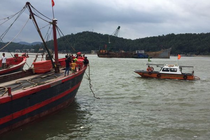 Tìm kiếm một ngư dân Nghệ An rơi xuống biển mất tích