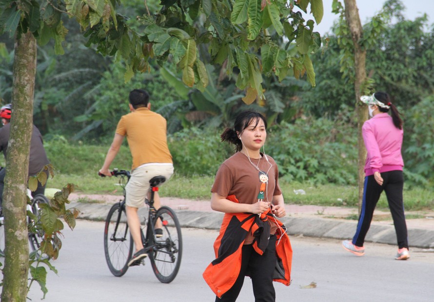 Phớt lờ lệnh cách ly xã hội, nhiều người dân trên địa bàn TP.Vinh (Nghệ An) vẫn tụ tập đông người, không đeo khẩu trang khi ra nơi công cộng,...