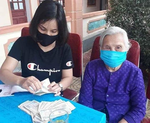 Cụ bà 90 tuổi cầm xấp tiền 1 ngàn và 2 ngàn đồng ủng hộ quỹ chống dịch
