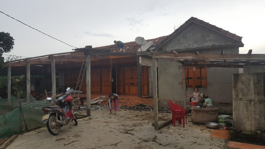 Lốc xoáy khủng khiếp khiến hơn 150 ngôi nhà bị tốc mái ở Hà Tĩnh
