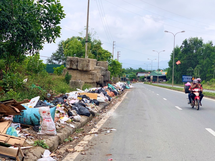 Không có bãi tập kết, rác bủa vây đường Hồ Chí Minh