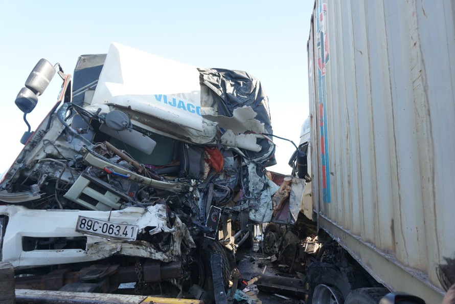 Xe tải và xe container đối đầu, 3 người thương vong
