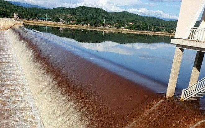 Xác định nguyên nhân nước hồ Ngàn Trươi – Cẩm Trang chuyển màu đỏ