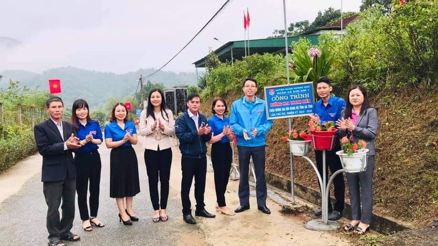 Thanh niên Hà Tĩnh làm đường hoa chào mừng Đại hội Đảng bộ tỉnh