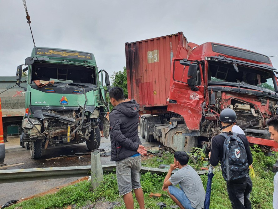 Xe tải và container nát bét sau va chạm, hai tài xế may mắn thoát nạn