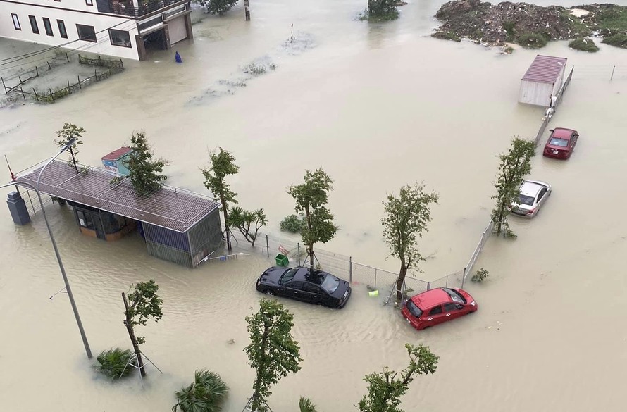 Mưa trắng trời, TP Hà Tĩnh chìm trong ngập lụt lịch sử chưa từng có