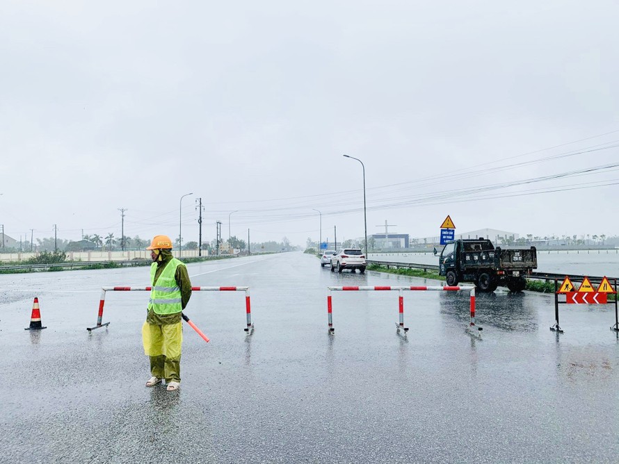 Quốc lộ 1A qua Hà Tĩnh ngập lụt, giao thông tê liệt