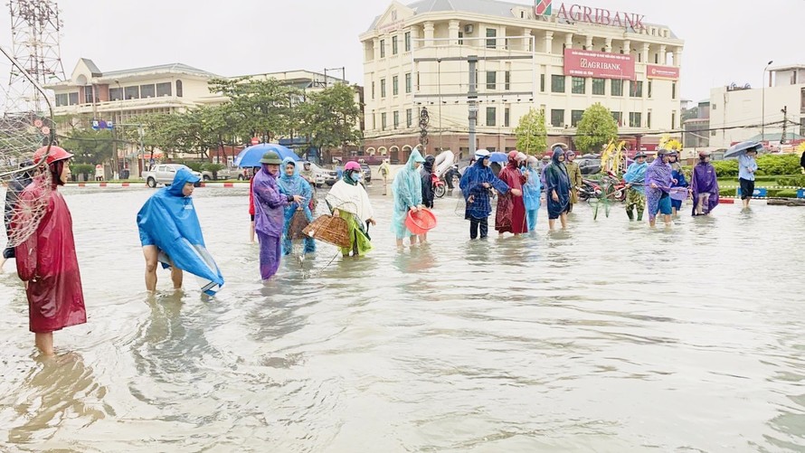 Nước lũ dâng cao, người dân Hà Tĩnh mang nơm ra đường bắt cá