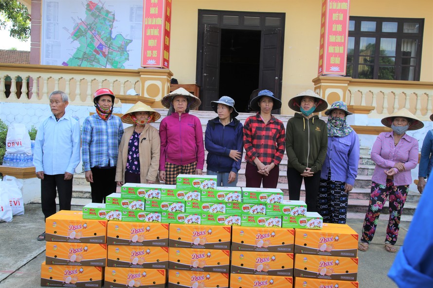 Tập đoàn Dabaco Việt Nam trao quà hỗ trợ người dân vùng lũ Hà Tĩnh