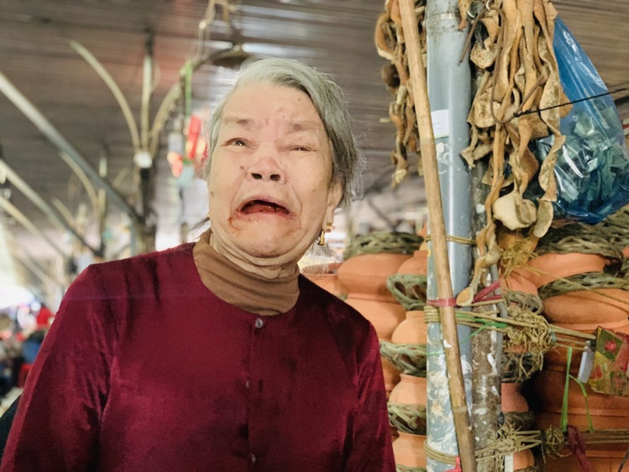 Tiểu thương chợ Hà Tĩnh khóc ròng vì hàng hóa hư hỏng sau cơn lũ lịch sử