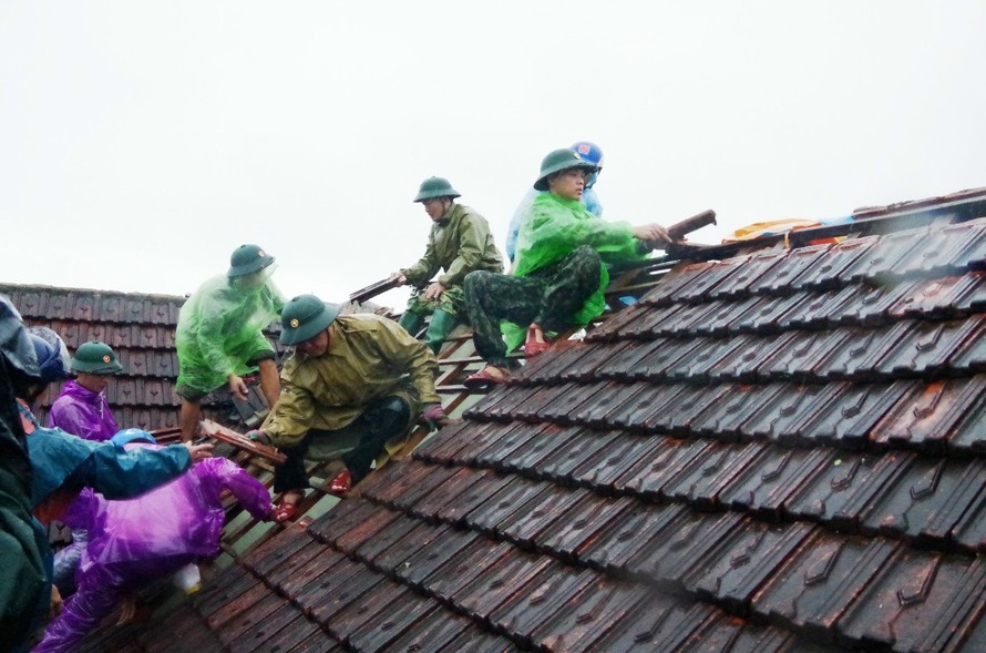 Chưa đầy 1 phút lốc xoáy, 29 nhà dân ở Hà Tĩnh hư hỏng