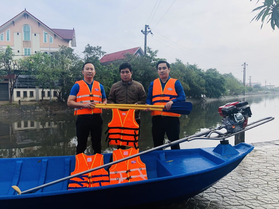 Tỉnh đoàn Hà Tĩnh trao tặng phao cứu sinh, thuyền hỗ trợ dân vùng lũ