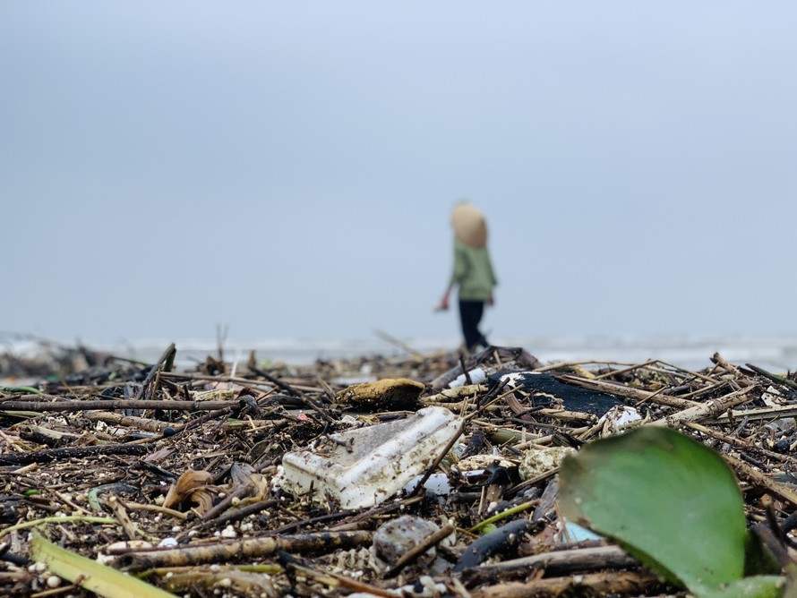 Sau mưa lũ, rác chất đống dọc bờ biển Hà Tĩnh