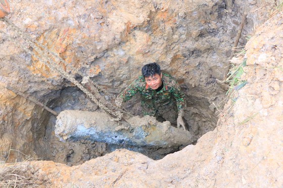 Phát hiện 2 quả bom 'khủng' sau mưa lũ ở Hà Tĩnh