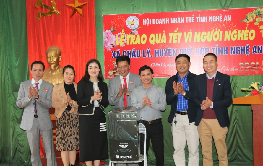 Hội Doanh nhân trẻ Nghệ An trao tặng máy lọc nước cho lãnh đạo xã Châu Lý.